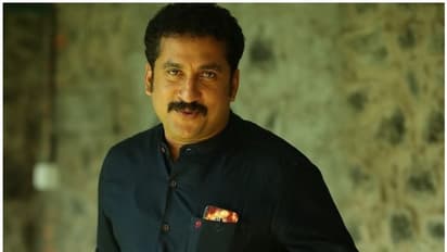 Santhosh Keezhattoor : ‘സാധാരണ സിനിമ തുടങ്ങി കുറച്ച് കഴിയുമ്പോള് ഞാന് വടിയാകും', പക്ഷേ: സന്തോഷ് കീഴാറ്റൂര്