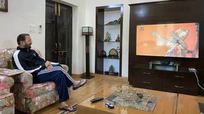 രാമായണം കാണുന്നുവെന്ന് പ്രകാശ് ജാവദേക്കര്, മന്ത്രിയെ നീറോയെന്ന് വിളിച്ച് സോഷ്യല് മീഡിയ