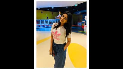 அரை குறை ஆடையில் வலம் வந்து ஆளை மயக்கும் சௌந்தர்யா நஞ்சுதா...! குட்டி குட்டி உடையில் குதூகலம்!