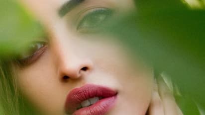 ப்ரீயான உடையில் கவர்ச்சியில் பின்னி எடுக்கும் பிரியா பன்ஜிரி! புகைப்பட தொகுப்பு!