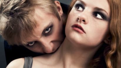 কোয়ারেন্টাইন থেকে ছুটে এসে বৃদ্ধাকে কামড়ে মেরে ফেলল নগ্ন যুবক, করোনার ফল না অন্যকিছু