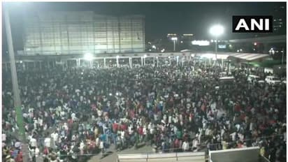 ദില്ലിയില് ബസ് പിടിക്കാന് ആയിരങ്ങള് ബസ് ടെര്മിനലില്; ആശങ്ക