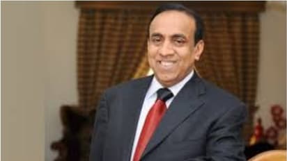 മുഖ്യമന്ത്രിയുടെ ദുരിതാശ്വാസനിധിയിലേക്ക് അഞ്ച് കോടി, ഒരു ലക്ഷം ജീവനക്കാര്‍ക്കും സഹായം പ്രഖ്യാപിച്ച് രവി പിള്ള