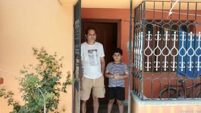 বিপদে গরিব মানুষদের সহায়, করোনা আতঙ্কের মাঝে মানবিকতার নজির কাশ্মীরি শালওয়ালার