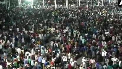 লকডাউনের মধ্য়েও দিল্লিতে লাখো লোকের মাথা, করোনা আতঙ্কেও রাজনীতির যুদ্ধে আপ-বিজেপি