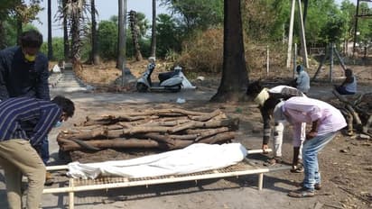 దిక్కు మొక్కు లేని మహిళ శవానికి వారే దిక్కై....