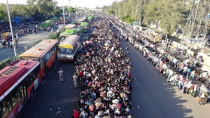 ആനന്ദ് വിഹാറില്‍ ലോക്ക്ഡൗണിലും എങ്ങനെ വന്നു ഈ ജനസാഗരം - ചിത്രങ്ങള്‍