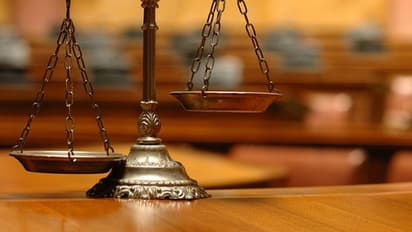 ലോക്ക് ഡൗൺ ലംഘിക്കുന്നവർക്ക് കടുത്ത ശിക്ഷയുമായി ഫിലിപ്പീൻസ്; പട്ടിക്കൂട്ടിലടച്ചു, വെയിലത്തിരുത്തി?