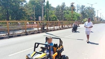 ജനം വീട്ടിലിരിക്കുമ്പോള് പേരക്കുട്ടിക്കൊപ്പം നടുറോഡില് ടോയ് കാറുമായി കര്ണാടക എംഎല്എ!