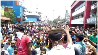 ചങ്ങനാശ്ശേരിയിൽ വിലക്ക് ലംഘിച്ച് അതിഥി തൊഴിലാളികൾ ദേശീയപാതയിൽ കുത്തിയിരിക്കുന്നു