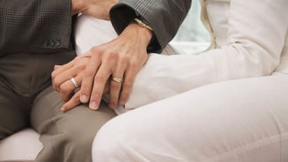 ஊரடங்கால் எந்நேரமும் கணவர் அந்த மூடுலேயே இருக்காரு... தூங்க முடியல... வீடியோவில் கதறும் பெண்..!