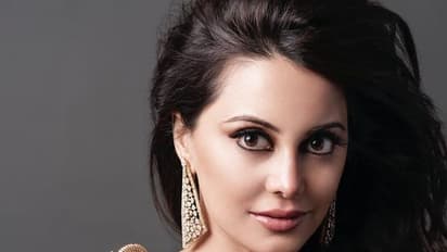 উপছে পড়ছে সুডৌল বক্ষযুগল, যৌবন ধরে রাখতেই নাকি সার্জারি, ছুরি-কাঁচির সাফ জবাব দিলেন মিনিশা