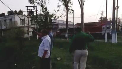 লকডাউনেও 'কর্তব্যে গাফিলতি', পুকুরপাড়ে মাছ ধরে সময় কাটালেন অতিরিক্ত জেলাশাসক