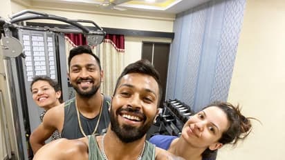 కరోనా లాక్ డౌన్: గర్ల్ ఫ్రెండ్ నటాషాతో కలిసి హార్దిక్ క్యూట్ వర్కౌట్... ఫోటో వైరల్