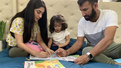 భార్యకు సాయం చేస్తూ.. పిల్లలతో ఆడుకుంటూ: లాక్డౌన్ను ఎంజాయ్ చేస్తున్న పుజారా