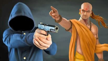 চাণক্যের এই নীতিতেই রয়েছে 'শত্রু'-কে পরাজিত করার টোটকা