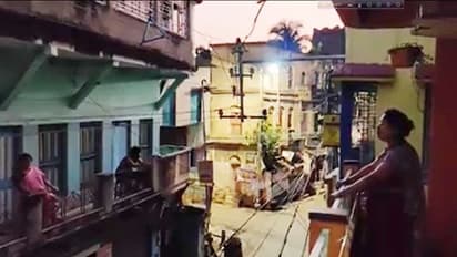 এবার ইতালির ছায়া বাংলাতেও, বারান্দায় দাঁড়িয়ে পাড়াসুদ্ধ লোক গেয়ে উঠল, "আগুনের পরশমণি"