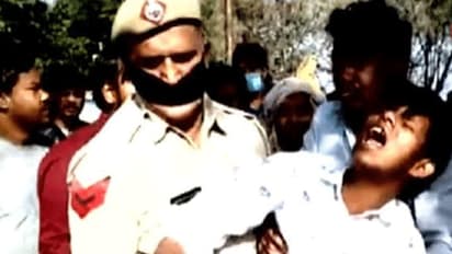 भूखा-प्यासा बच्चा दूध लेने निकला था, पुलिसवाले ने जानवरों की तरह पीटा..मम्मी मम्मी चीखता रहा मासूम