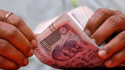 కరోనాకు చెక్: కుక్కర్లో కరెన్సీకి ఆవిరి, కిరాణ యజమాని వినూత్న ఆలోచన