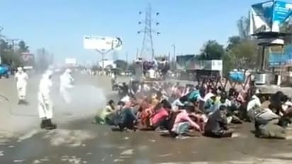 వలస కార్మికులపై అమానుషం: రోడ్డుపై వరుసగా కూర్చోబెట్టి రసాయనాలు స్ప్రే