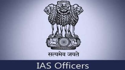 వలస కార్మికులు రోడ్లపైకి.. లాక్డౌన్ అమల్లో అలసత్వం: ఇద్దరు ఐఏఎస్లు సస్పెండ్