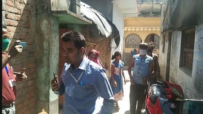 লকডাউনের মাঝেও ঋণের টাকা আদায়ের চেষ্টা, ব্যাঙ্ককর্মীদের ঘিরে চলল বিক্ষোভ