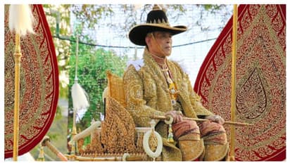 স্বেচ্ছায় আইসোলেশন গেলেন থাইল্যান্ডেন রাজা, সঙ্গী হলেন ২০ জন সুন্দরী