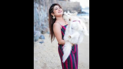 கொழு கொழு கவர்ச்சியால் ரசிகர்கள் மனசுக்கு நண்டு பிடி போடும்... நடிகை சண்டு!