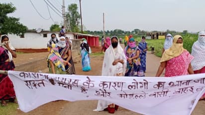 चूल्हा-चौका छोड़ लक्ष्मण रेखा खींच पहरा दे रहीं महिलाएं, मर्दों को रोकने के लिए डंडा लेकर खड़ीं