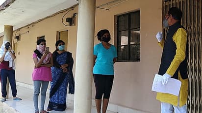 गर्ल्स हॉस्टल पहुंचे CM शिवराज, बोले फोन कर मां बाप से कह दो चिंता न करें मामा जी सब ठीक कर देंगे