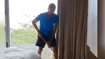 కరోనా లాక్డౌన్: తల్లిసేవలో జస్ప్రీత్ బుమ్రా, రెండుసార్లు ఫ్లోర్ క్లీనింగ్