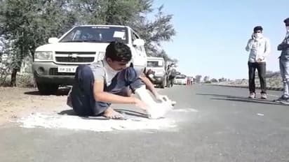 కరోనా లాక్ డౌన్.. నడి రోడ్డుపై వలస కార్మికుడి దీనస్థితి.. ఫోటో వైరల్