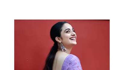 ஹோம்லி லுக்கில் கொள்ளை கொள்ளும் அழகு ராட்சஷி நமீதா புரமோட்! கியூட் புகைப்பட தொகுப்பு!