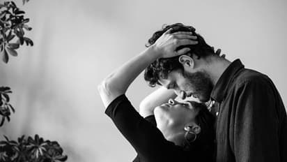 যৌন মিলনের 'ফেভারিট পজিশন' সবথেকে ভাল বোঝেন চিত্র সাংবাদিকরাই, কেন জানেন