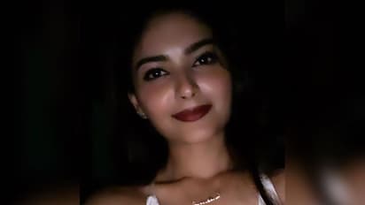 அரைகுறை உடையில் துள்ளல் போர் கவர்ச்சியில் களைகட்டும் வைபவி!