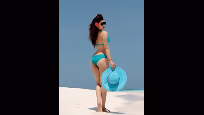 নীল বিকিনিতে উর্বশী, পারদ চড়ালেন বলি নায়িকা