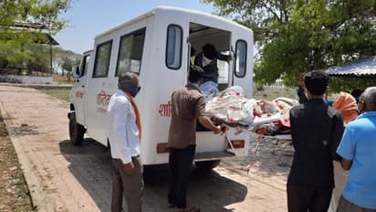 కరోనా లాక్ డౌన్... కూతురి అంత్యక్రియలు వీడియో కాల్ లో..
