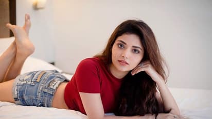 சிக்கென இருக்கும் ஷிரின் காஞ்சவாலா..! கண்களை தூண்டில் போட்டு ரசிகர்களை ஈர்க்கும் ஹாட் கிளிக்ஸ்!