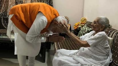 പ്രധാനമന്ത്രിയുടെ ദുരിതാശ്വാസ നിധിയിലേക്ക് 25,000 രൂപ നൽകി മോദിയുടെ അമ്മ