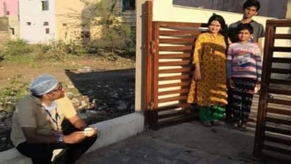 కరోనా రోగులకు చికిత్స.. ఇంటి బయటే డాక్టర్.. నెట్టింట ఫోటో వైరల్