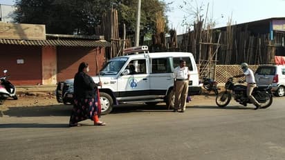 ಕೊರೋನಾ ಭೀತಿ: ಗರ್ಭಿಣಿಯಾದ್ರೂ ಬಿಡದ ಕೆಲಸ, ವಾಹನ ಸವಾರರಿಗೆ ಬಿಸಿ ಮುಟ್ಟಿಸುತ್ತಿರುವ ಪಿಎಸ್‌ಐ