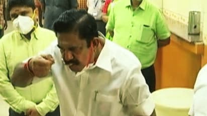 கொரோனா பீதியில் அதிரடி... அம்மா உணவகத்தில் இட்லி சாப்பிட்ட மக்களின் முதல்வர் எடப்பாடி பழனிசாமி...!