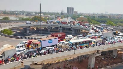 எவ்வளவு சொன்னாலும் திருந்தமாட்டீங்க.... பாடி மேம்பாலத்தில் பாடாய் படுத்தும் பொதுமக்கள்...!