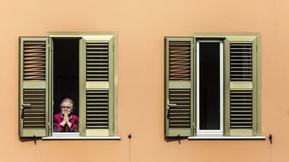 ఫ్లాట్లో మహిళ డెడ్బాడీ.. రెండు సంవత్సరాలుగా ఎవరూ గుర్తించకుండానే కుళ్లిపోయిన మృతదేహం