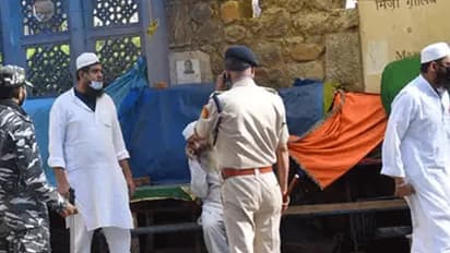 बेशर्म जमात: मेडिकल स्टाफ पर थूक रहे हैं तबलीगी जमात के लोग, बढ़ा रहे हैं संक्रमण