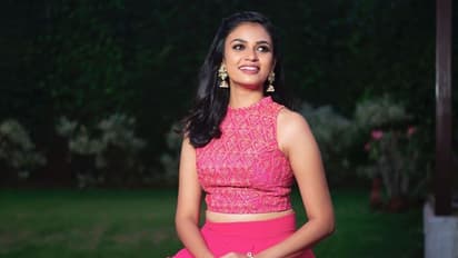 அழகிலும் ஸ்டைலிலும் டிடிகே  டஃப் கொடுக்கும் விஜே அக்ஷயா! விதவிதமான போட்டோஸ்...!