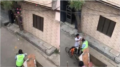 కరోనా లాక్ డౌన్ లోనూ కార్మికుడి కష్టం.. డబ్బు, పూలతో వర్షం..