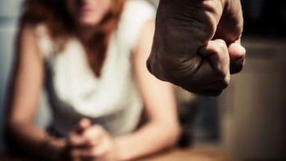 'ദേഷ്യം തീർക്കുന്നത് ഭാര്യയോട്'; ഈ ലോക്ക്ഡൗണ് കാലത്ത് ഗാര്ഹിക പീഡന പരാതികളില് വര്ധനവ്