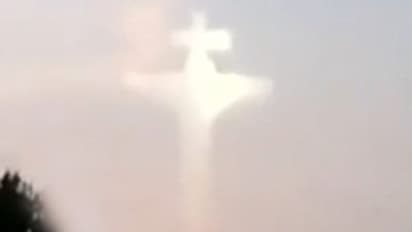 করোনা মহামারীর মধ্যে আকাশে ফুটে উঠল যিশুর ছায়া, মুহূর্তে ভাইরাল ভিডিও