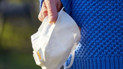 சாதாரண சுவாசத்தின் மூலமாகவும் கொரோனா பரவும் ஆபத்து..!!  எப்போதும் முகக்கவசம் அவசியம் என எச்சரிக்கை..!!